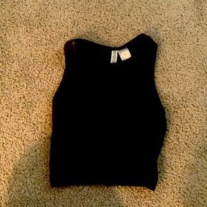 Crop tank top in the color black